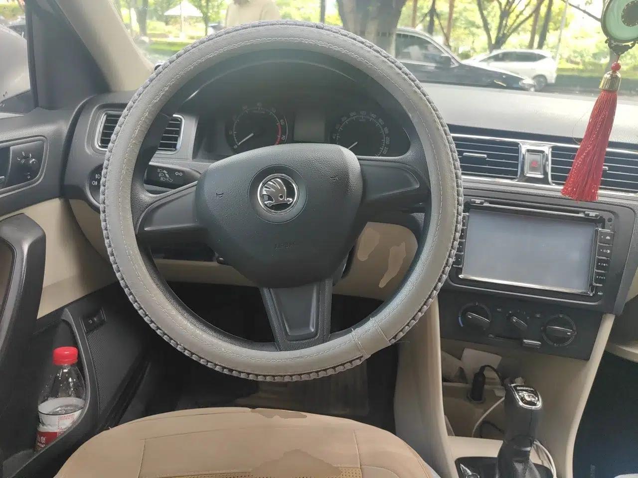 Skoda Rapid 2015 1.6L Automatic Smart Selection Model — миниатюра 10