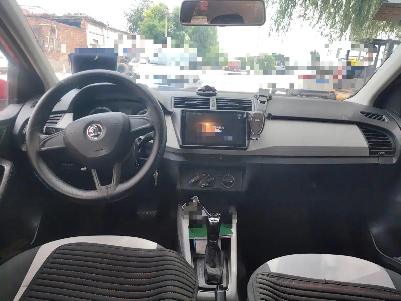 Skoda Fabia 2017 1.4L Automatic Car Enjoy Edition — миниатюра 9