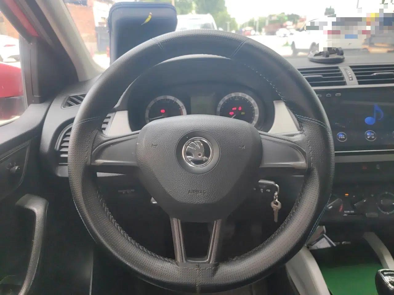 Skoda Fabia 2017 1.4L Automatic Car Enjoy Edition — миниатюра 10