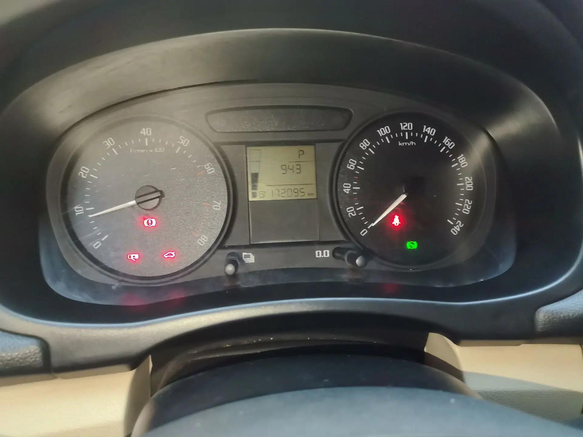 Skoda Fabia 2012 1.4L Automatic Crystal Edition — миниатюра 11