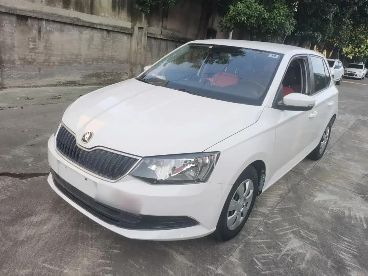Skoda Fabia 2015 1.4L Automatic Front-Drive Model — миниатюра 1