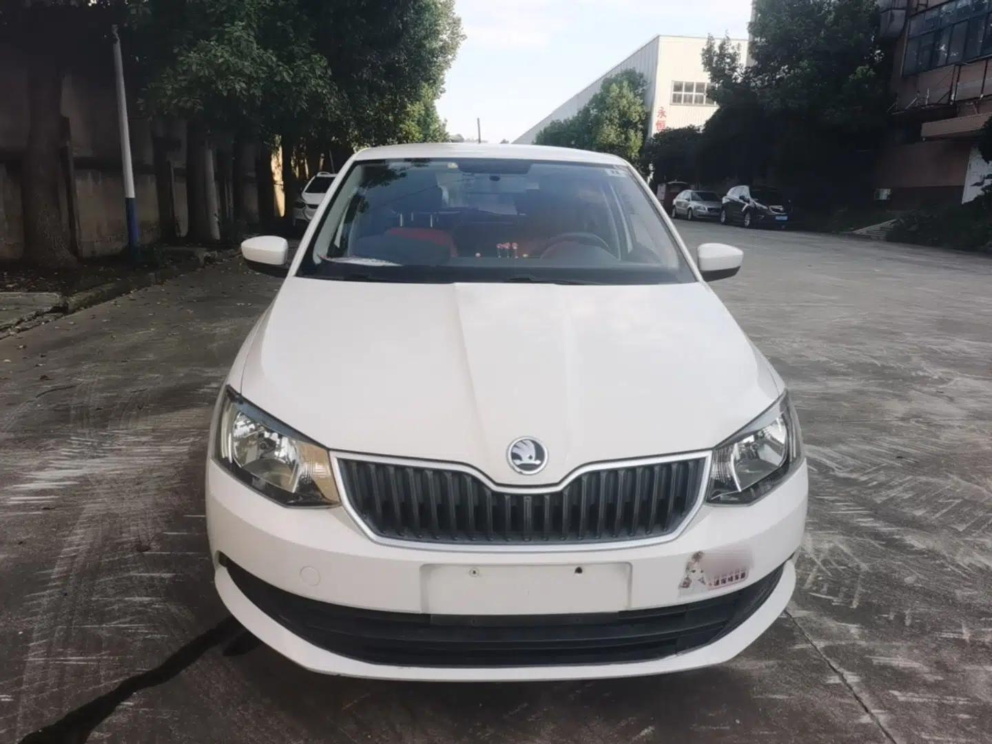 Skoda Fabia 2015 1.4L Automatic Front-Drive Model — миниатюра 2