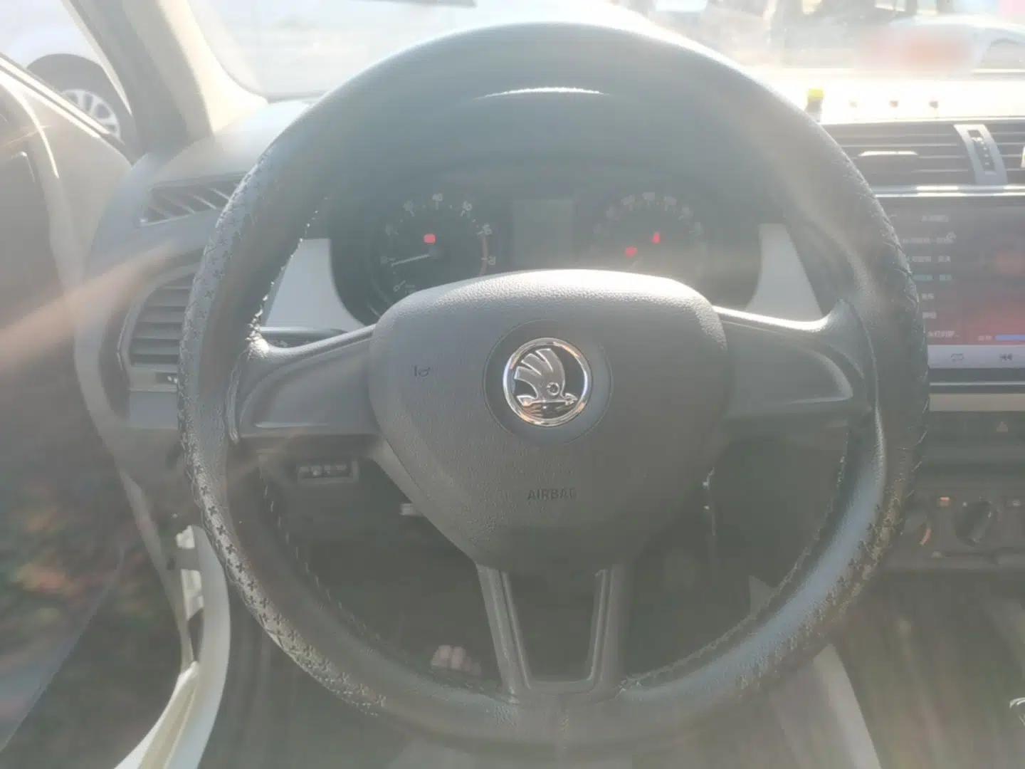 Skoda Fabia 2015 1.4L Automatic Front-Drive Model — миниатюра 18