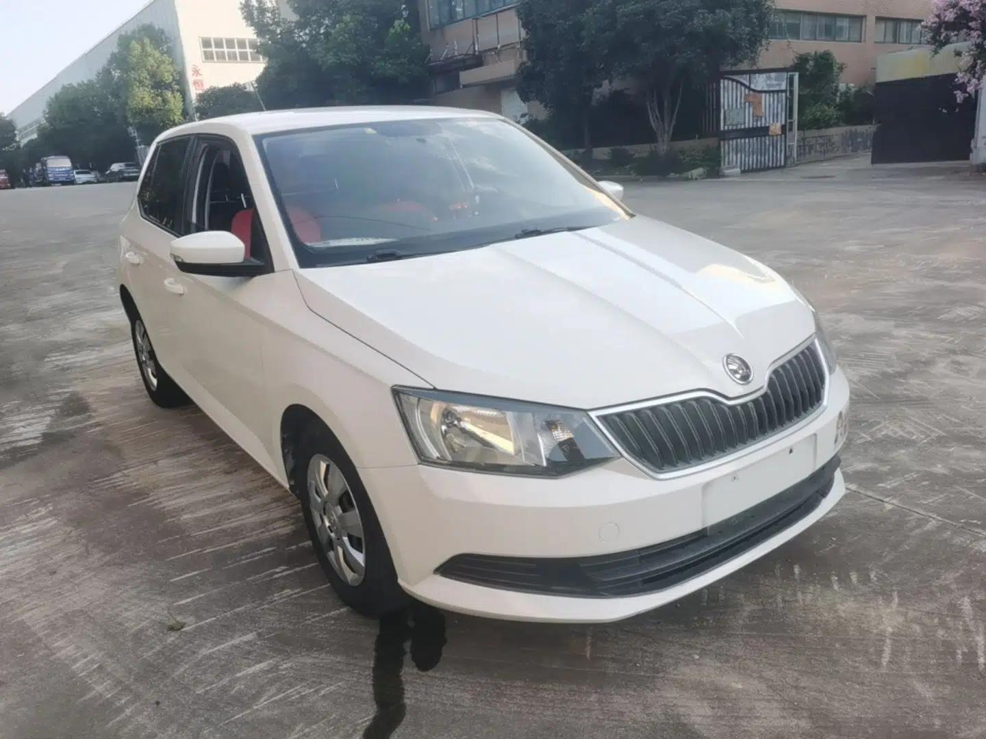 Skoda Fabia 2015 1.4L Automatic Front-Drive Model — миниатюра 3