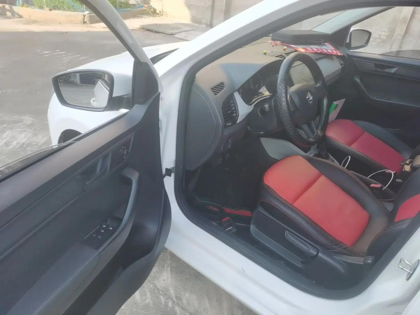 Skoda Fabia 2015 1.4L Automatic Front-Drive Model — миниатюра 23