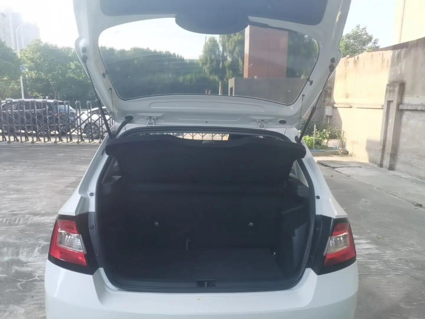 Skoda Fabia 2015 1.4L Automatic Front-Drive Model — миниатюра 27