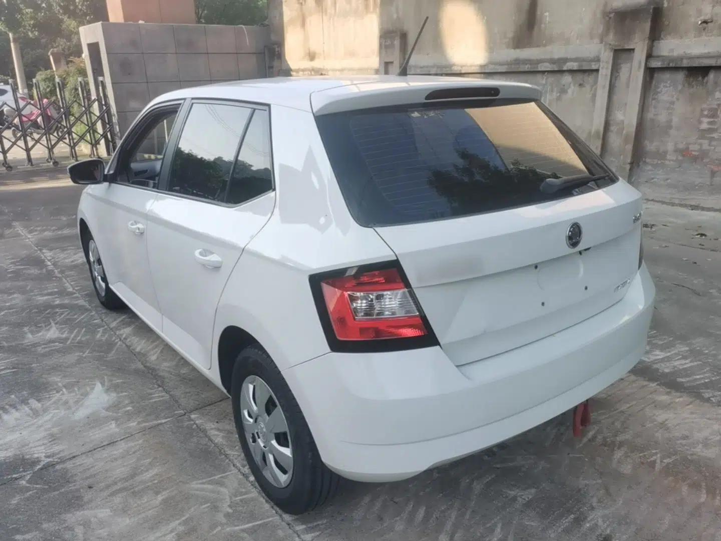 Skoda Fabia 2015 1.4L Automatic Front-Drive Model — миниатюра 4