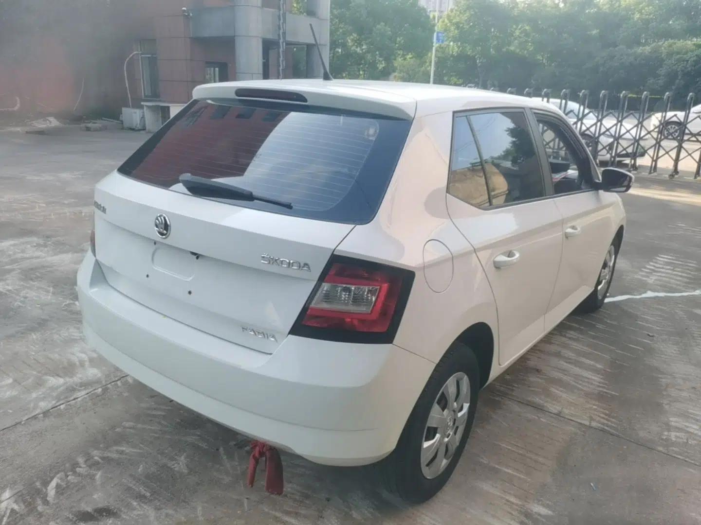 Skoda Fabia 2015 1.4L Automatic Front-Drive Model — миниатюра 6
