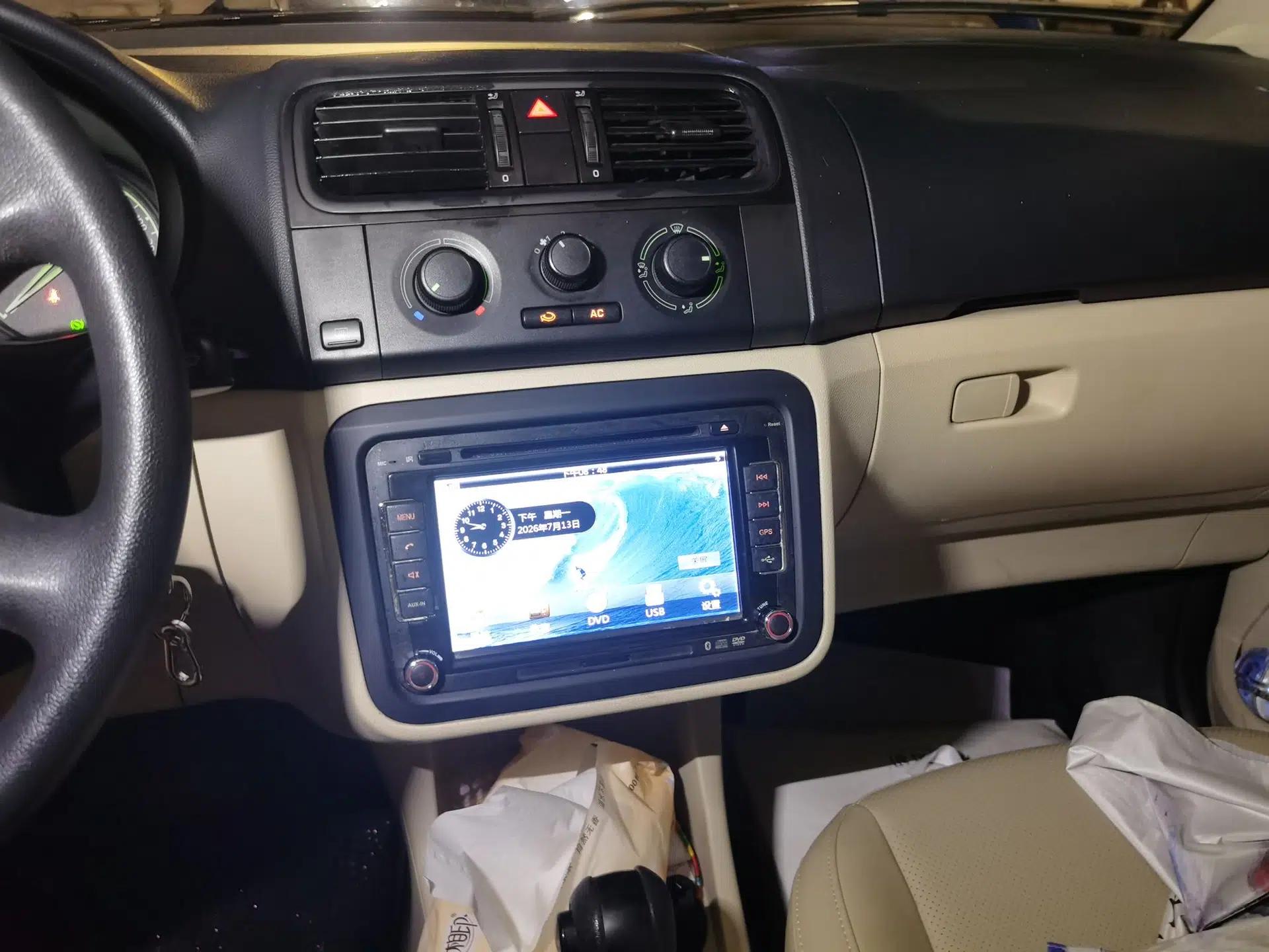 Skoda Fabia 2011 1.4L Automatic Crystal Edition — миниатюра 13