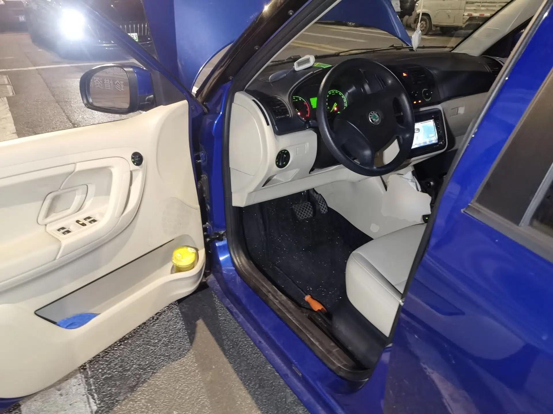 Skoda Fabia 2011 1.4L Automatic Crystal Edition — миниатюра 16