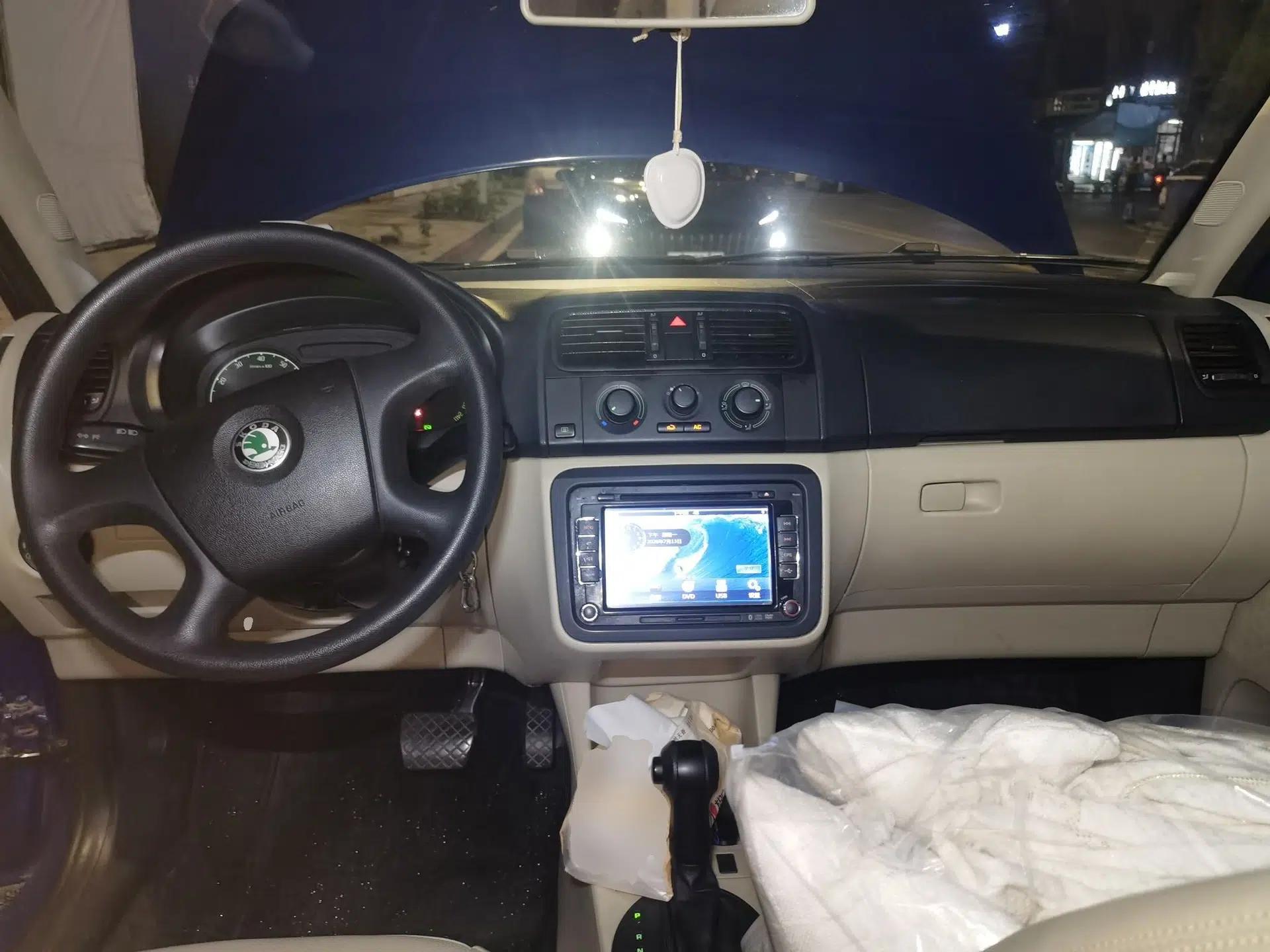 Skoda Fabia 2011 1.4L Automatic Crystal Edition — миниатюра 9