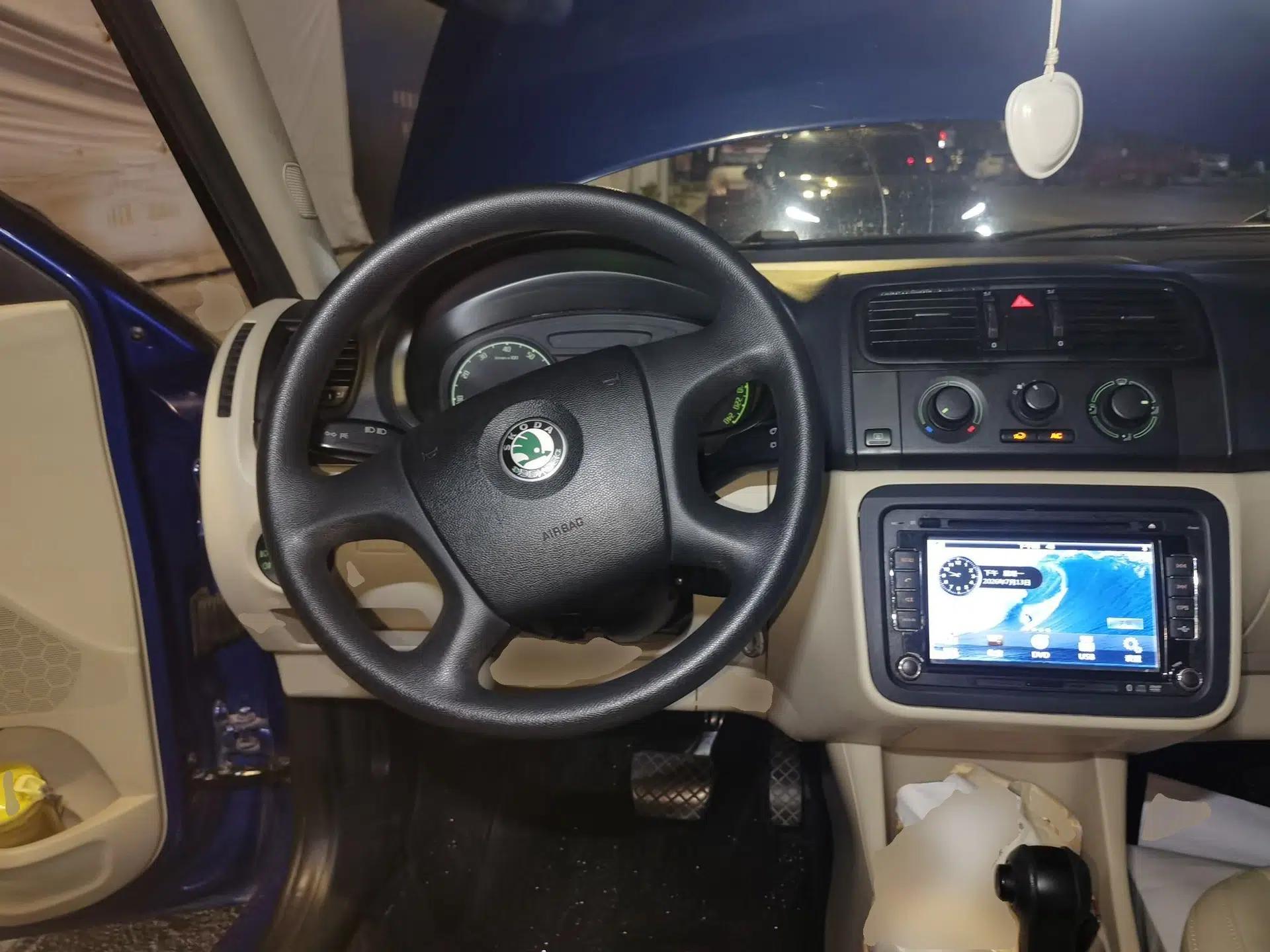 Skoda Fabia 2011 1.4L Automatic Crystal Edition — миниатюра 10