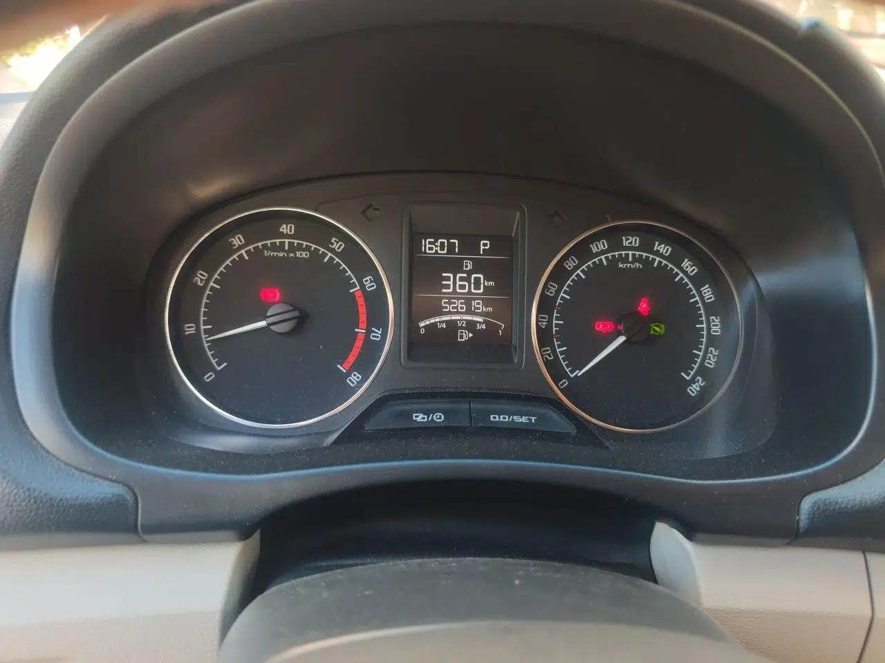 Skoda Fabia 2014 1.4L Automatic Crystal Edition — миниатюра 11