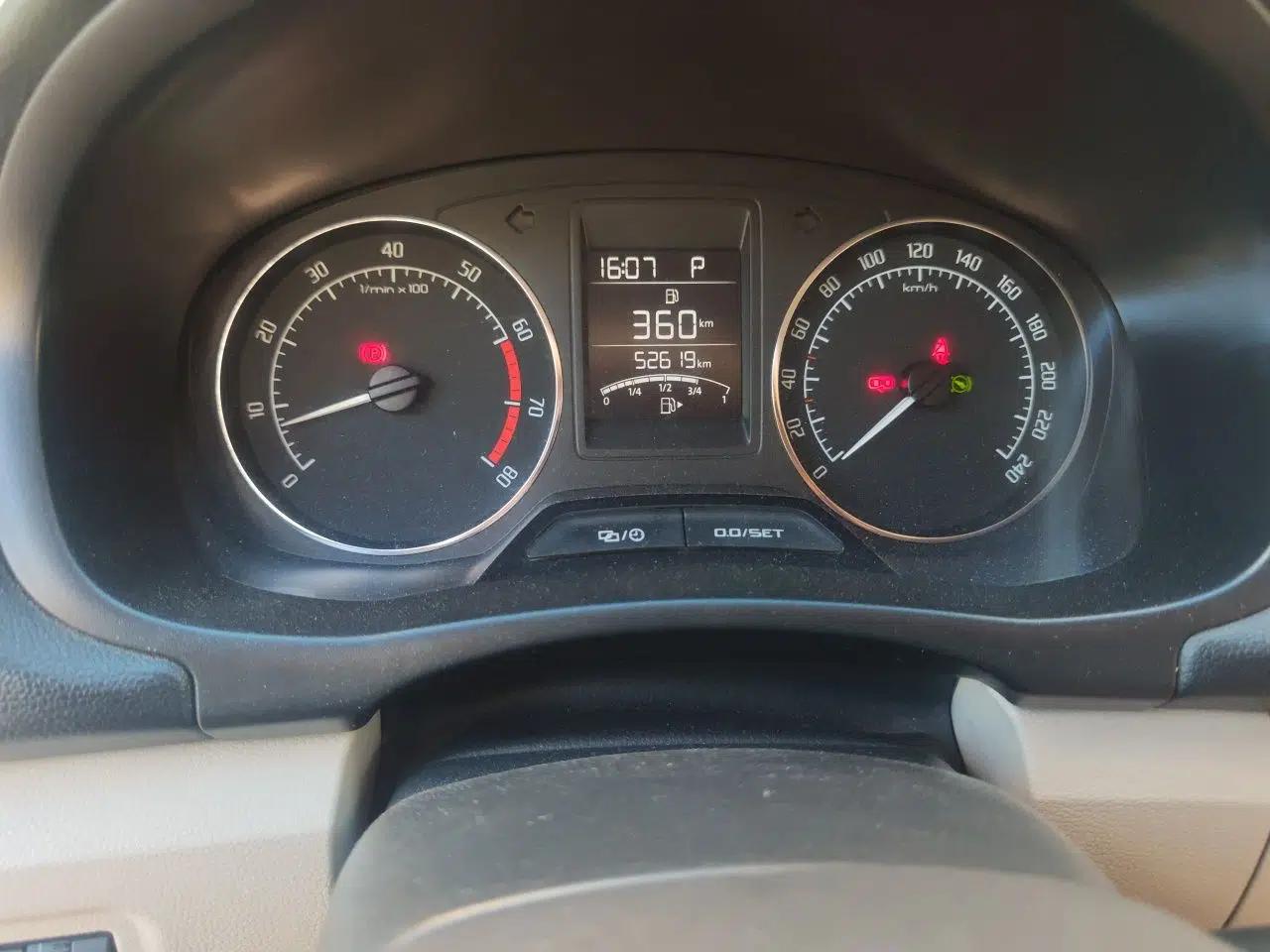 Skoda Fabia 2014 1.4L Automatic Crystal Edition — миниатюра 12