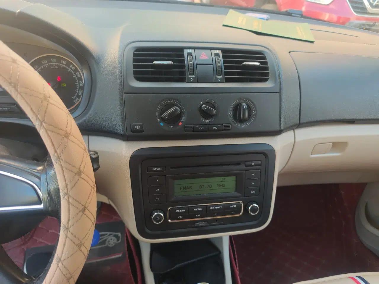 Skoda Fabia 2014 1.4L Automatic Crystal Edition — миниатюра 13