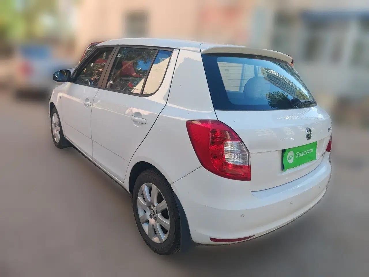 Skoda Fabia 2014 1.4L Automatic Crystal Edition — миниатюра 4