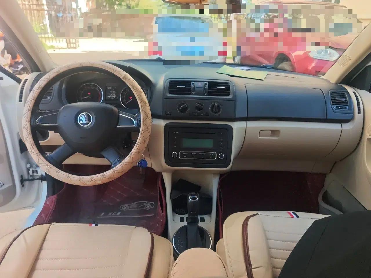 Skoda Fabia 2014 1.4L Automatic Crystal Edition — миниатюра 9