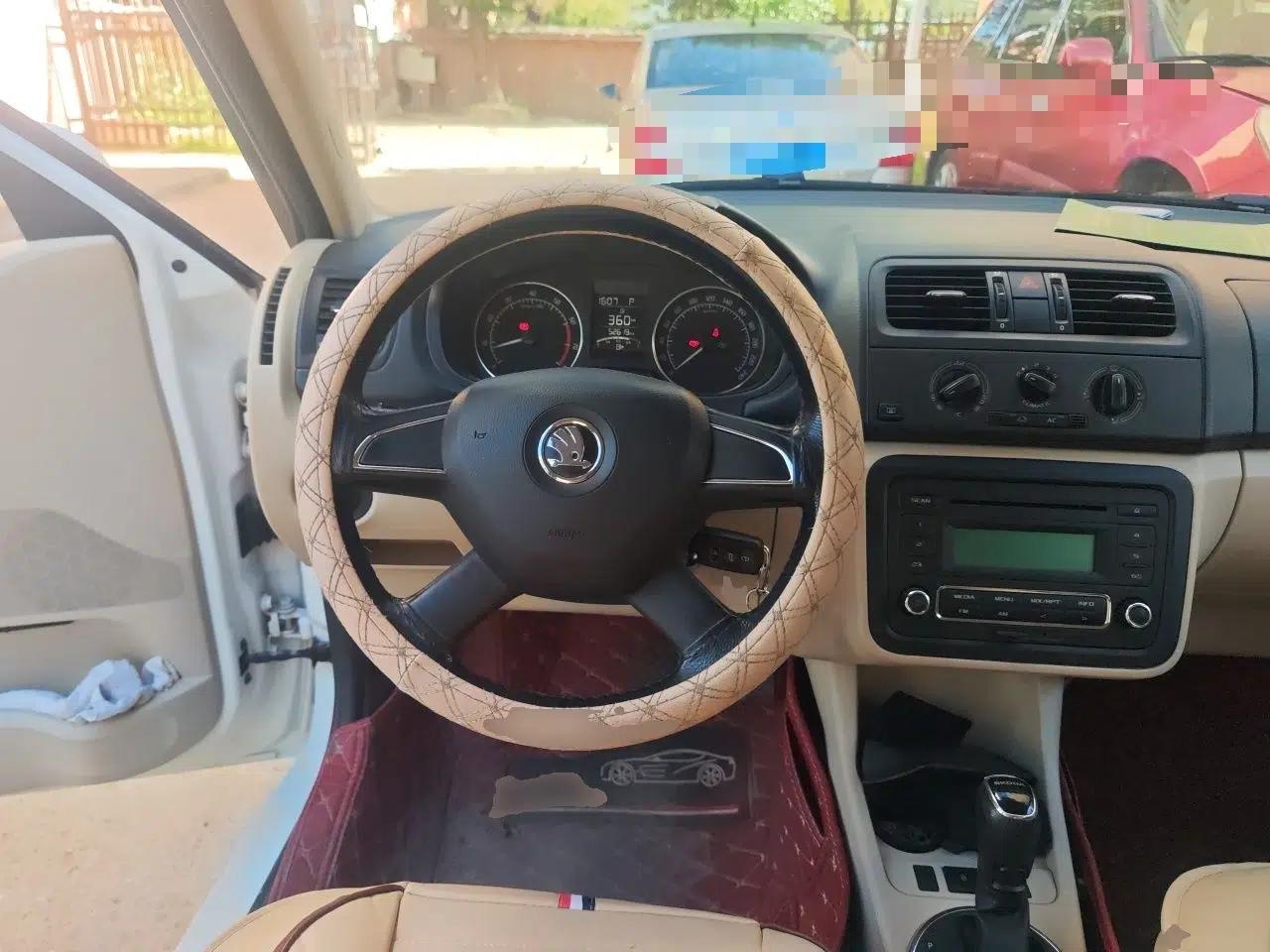 Skoda Fabia 2014 1.4L Automatic Crystal Edition — миниатюра 10
