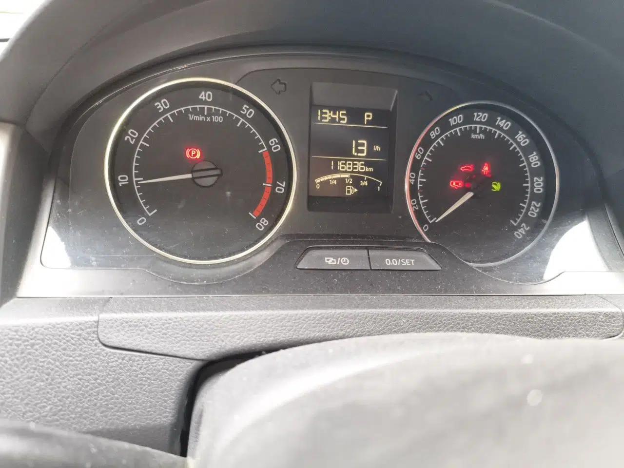Skoda Rapid Spaceback 2014 1.6L Automatic Enjoyment Edition — миниатюра 12