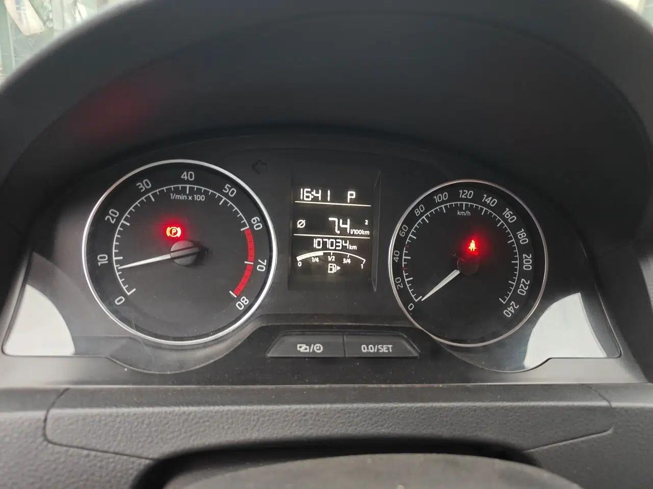 Skoda Rapid Spaceback 2016 Revised Version 1.6L Automatic Front-Drive Edition — миниатюра 12