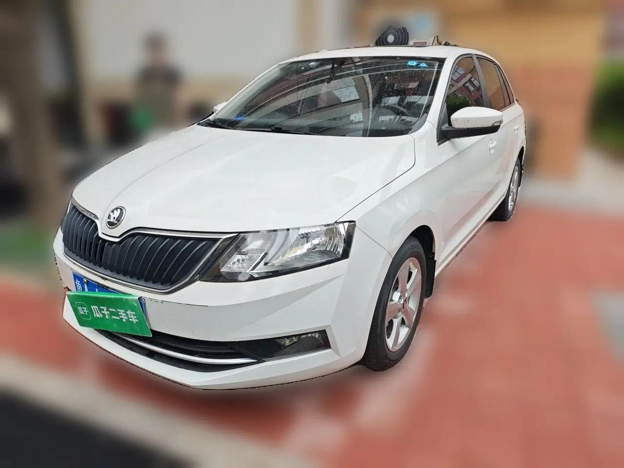 Skoda Rapid Spaceback 2018 1.6L Manual Comfort Edition — миниатюра 1