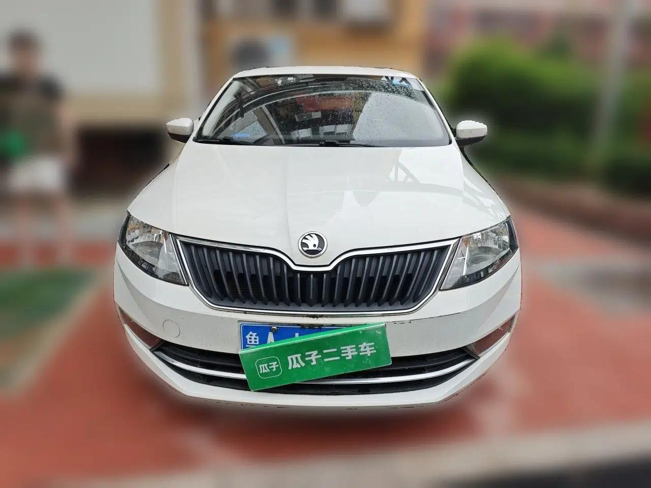 Skoda Rapid Spaceback 2018 1.6L Manual Comfort Edition — миниатюра 2