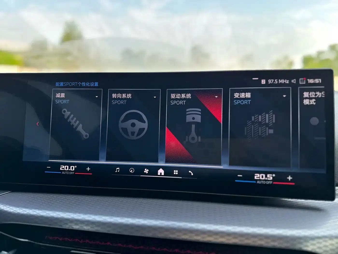 2025 BMW M240i xDrive — миниатюра 23
