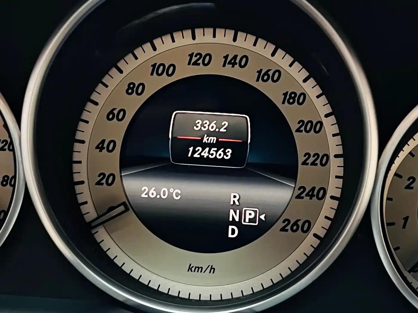 2015 Mercedes-Benz E-Class E 200 L Sport — миниатюра 16