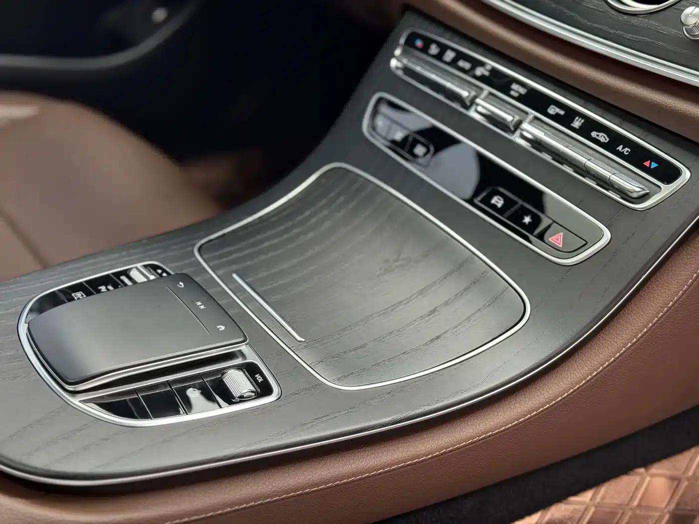 Mercedes-Benz E-Class PHEV 2023 E 350 e L Plug-in Hybrid Sports Sedan — миниатюра 16