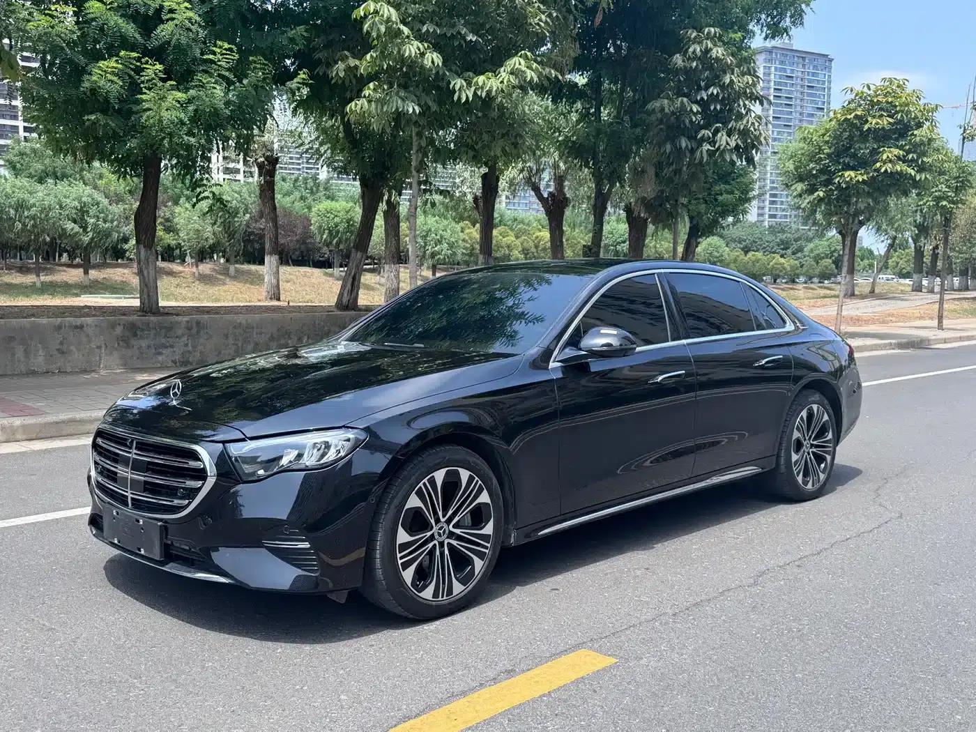 Mercedes-Benz E-Class PHEV 2024 E 350 e L Plug-in Hybrid Sedan — миниатюра 1