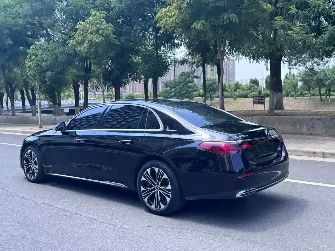 Mercedes-Benz E-Class PHEV 2024 E 350 e L Plug-in Hybrid Sedan — миниатюра 7