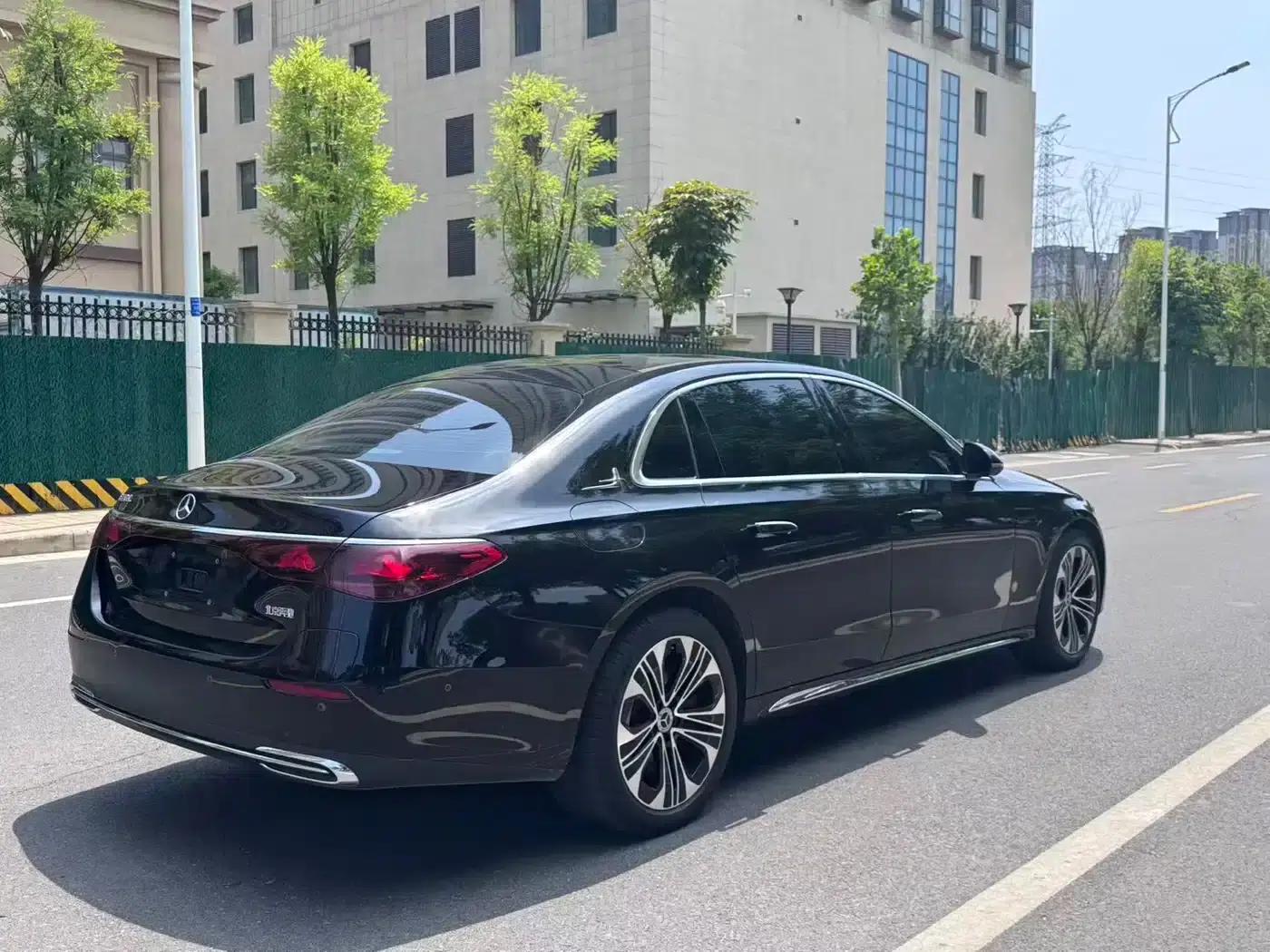 Mercedes-Benz E-Class PHEV 2024 E 350 e L Plug-in Hybrid Sedan — миниатюра 9