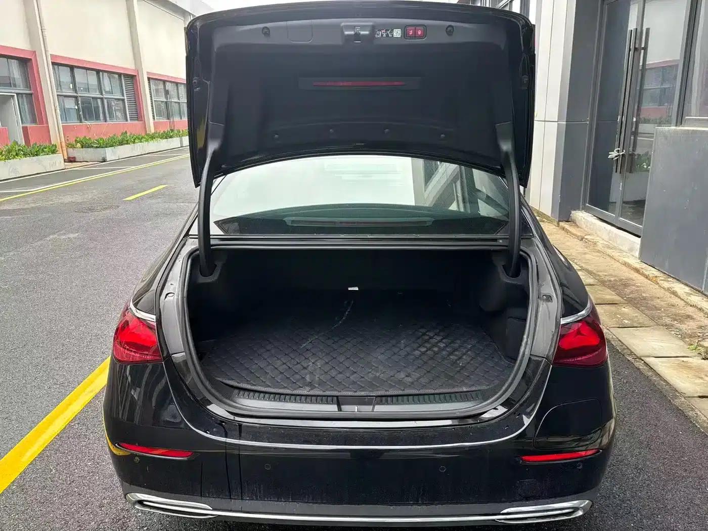 Mercedes-Benz E-Class PHEV 2024 E 350 e L Plug-in Hybrid Sedan — миниатюра 8