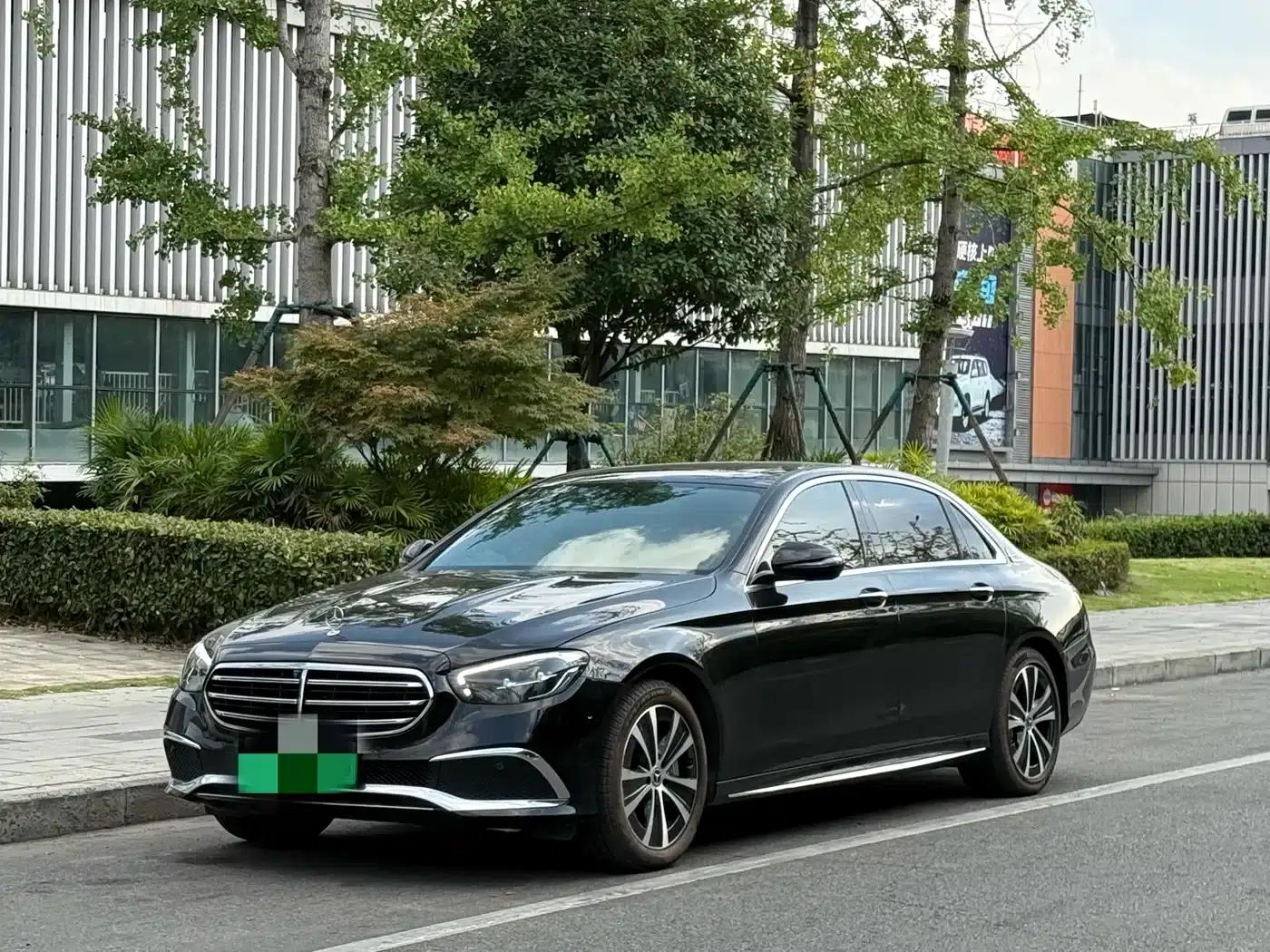 Mercedes-Benz E-Class PHEV 2022 Facelift E 350 e L Plug-in Hybrid Sedan — миниатюра 1