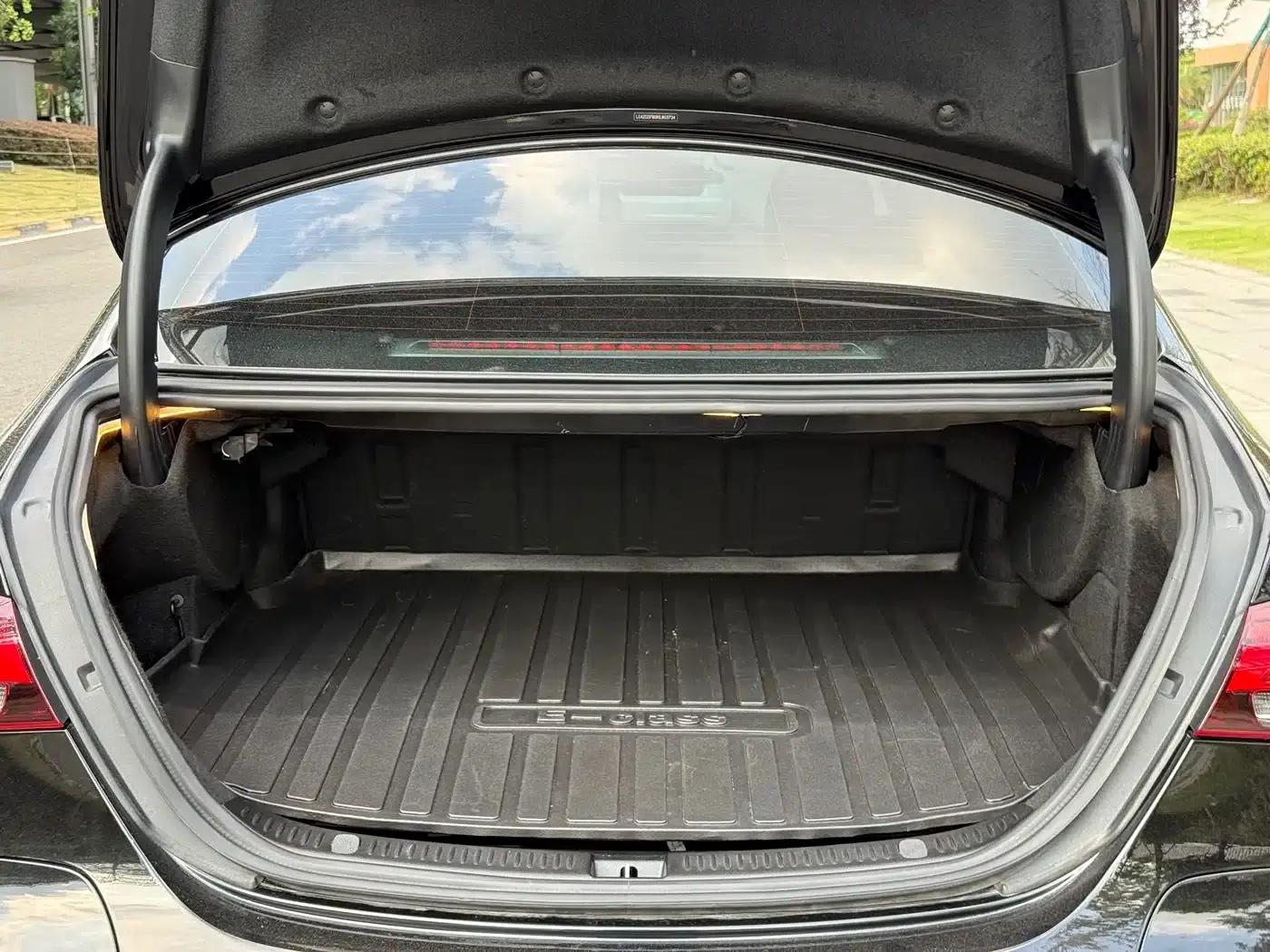 Mercedes-Benz E-Class PHEV 2022 Facelift E 350 e L Plug-in Hybrid Sedan — миниатюра 21
