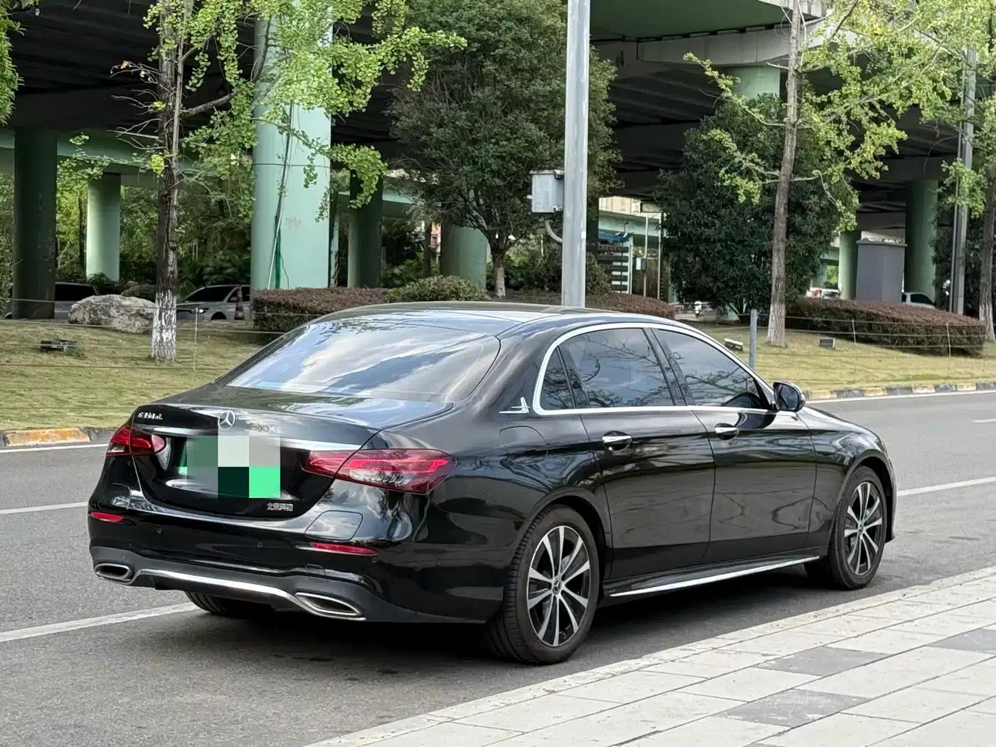 Mercedes-Benz E-Class PHEV 2022 Facelift E 350 e L Plug-in Hybrid Sedan — миниатюра 5