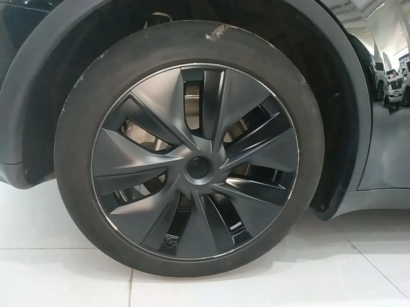 Tesla Model Y 2023 Rear-Wheel-Drive Version — миниатюра 11