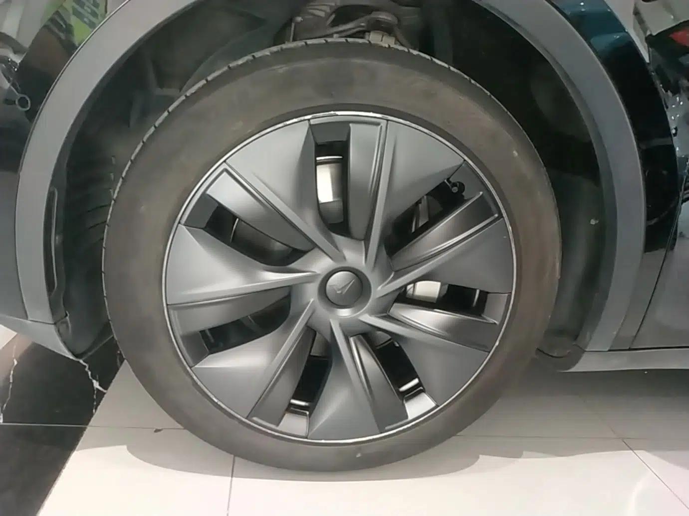 Tesla Model Y 2023 Rear-Wheel-Drive Version — миниатюра 10