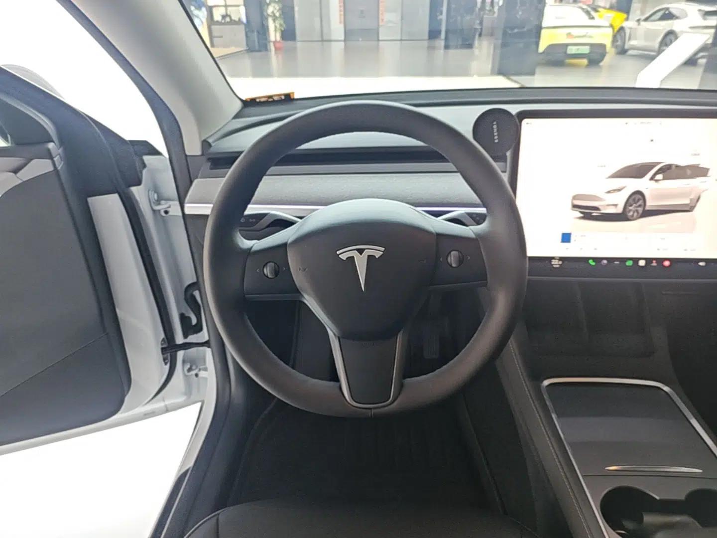 Tesla Model Y 2023 Rear-Wheel-Drive Version — миниатюра 13
