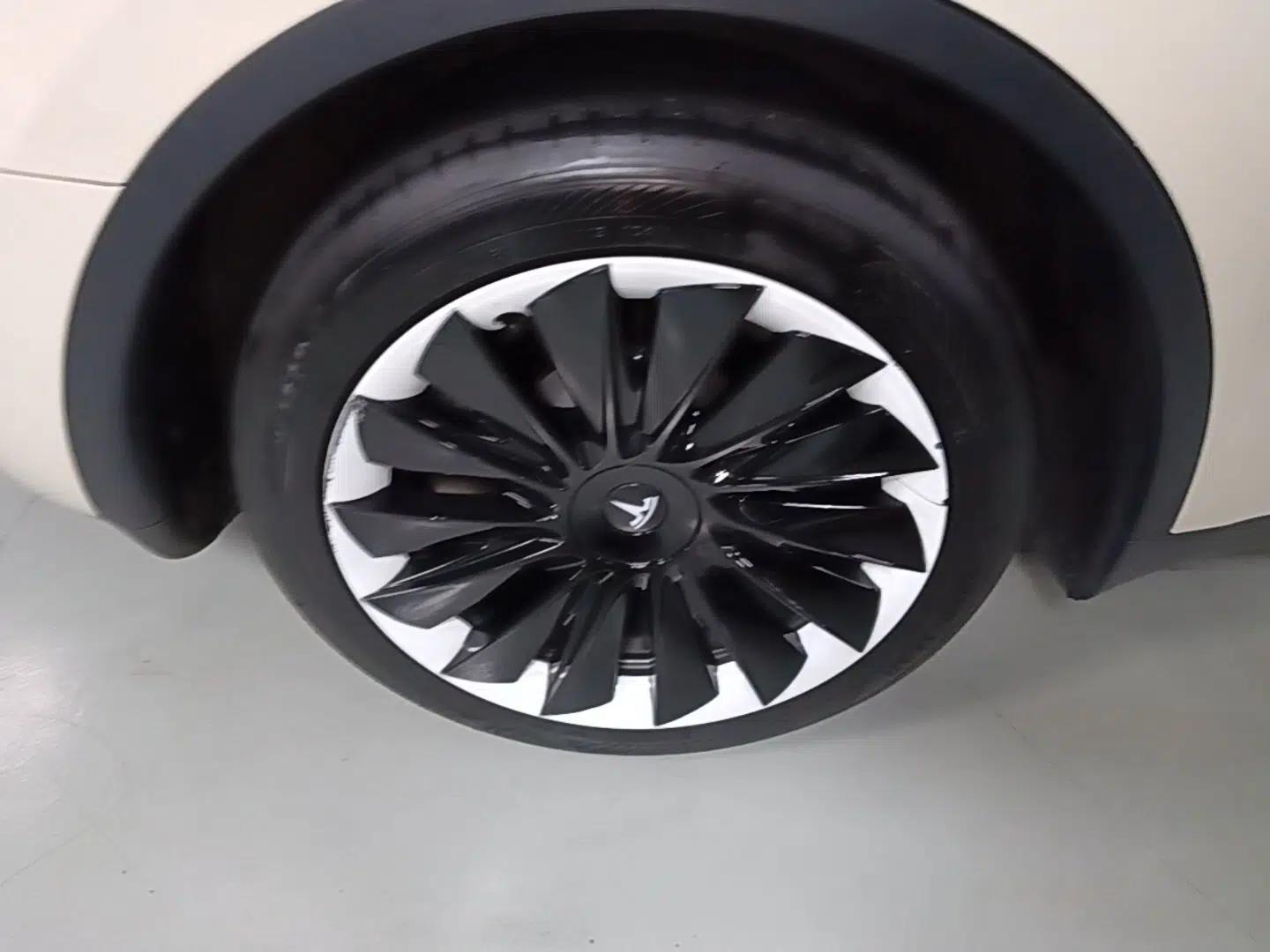 Tesla Model Y 2023 Rear-Wheel-Drive Version — миниатюра 11