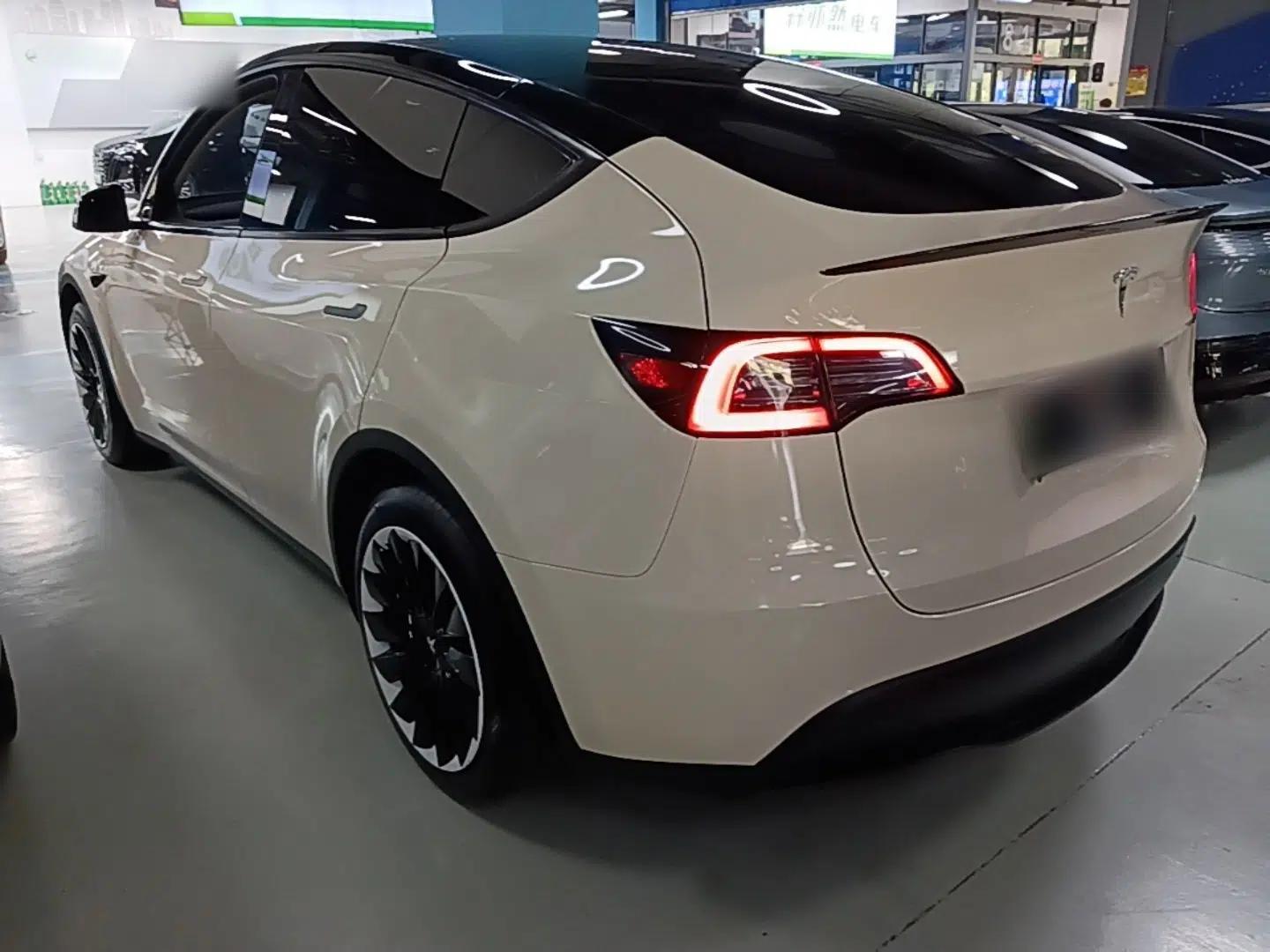 Tesla Model Y 2023 Rear-Wheel-Drive Version — миниатюра 4