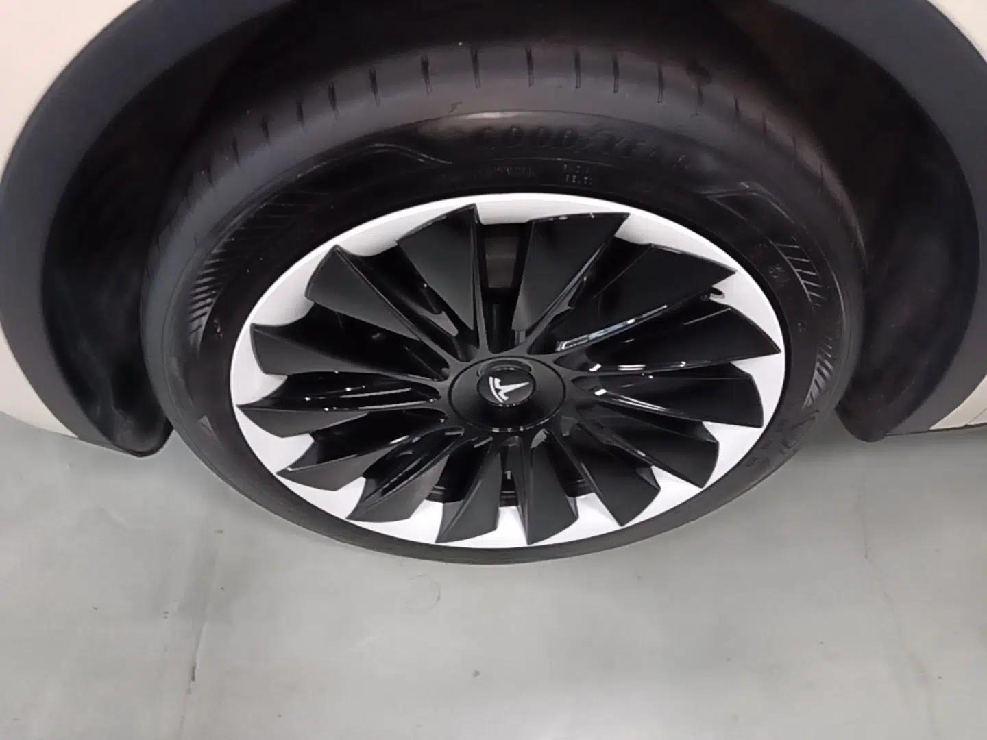 Tesla Model Y 2023 Rear-Wheel-Drive Version — миниатюра 10