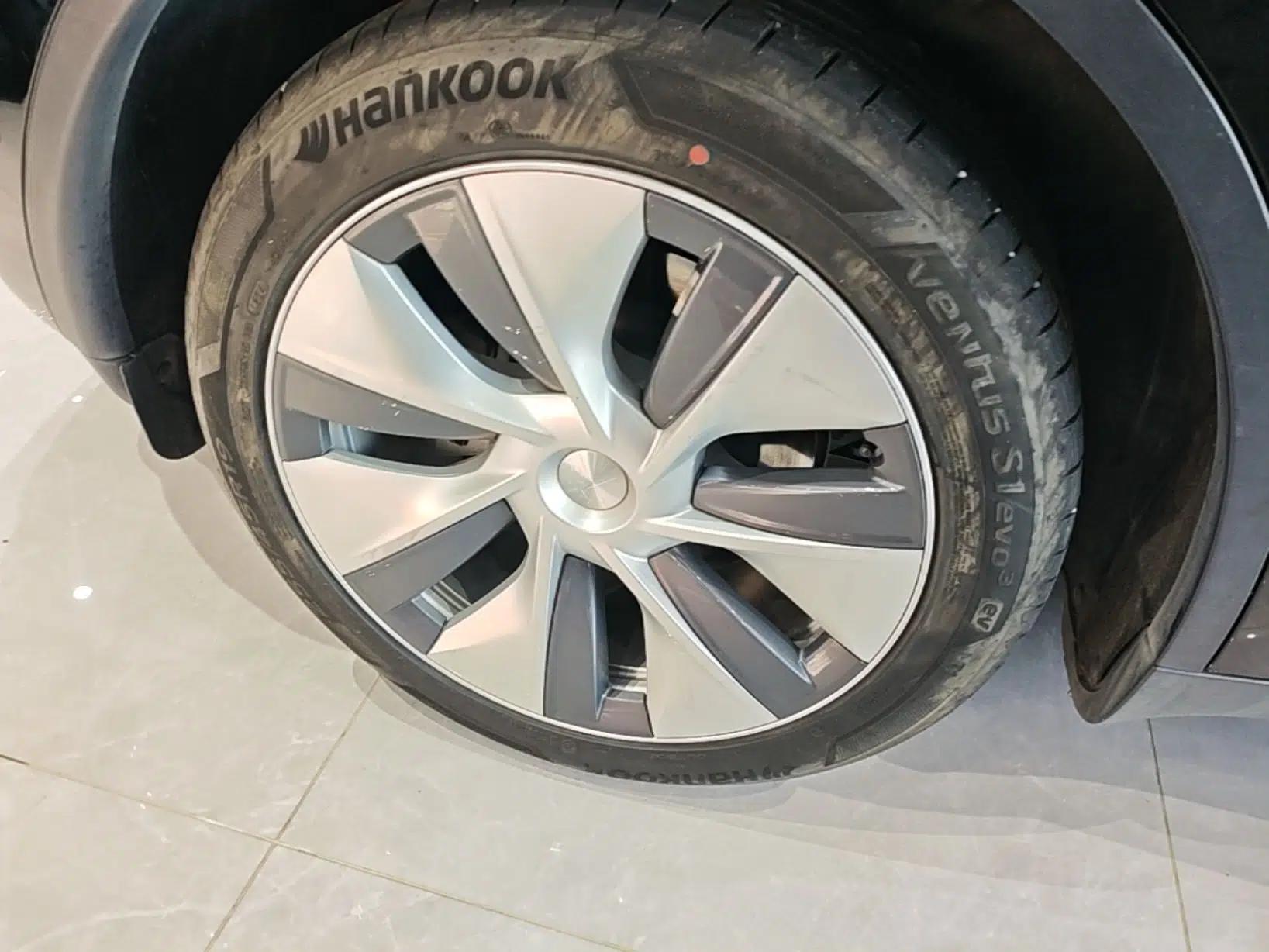 Tesla Model Y 2023 Long-Range All-Wheel-Drive Version — миниатюра 11