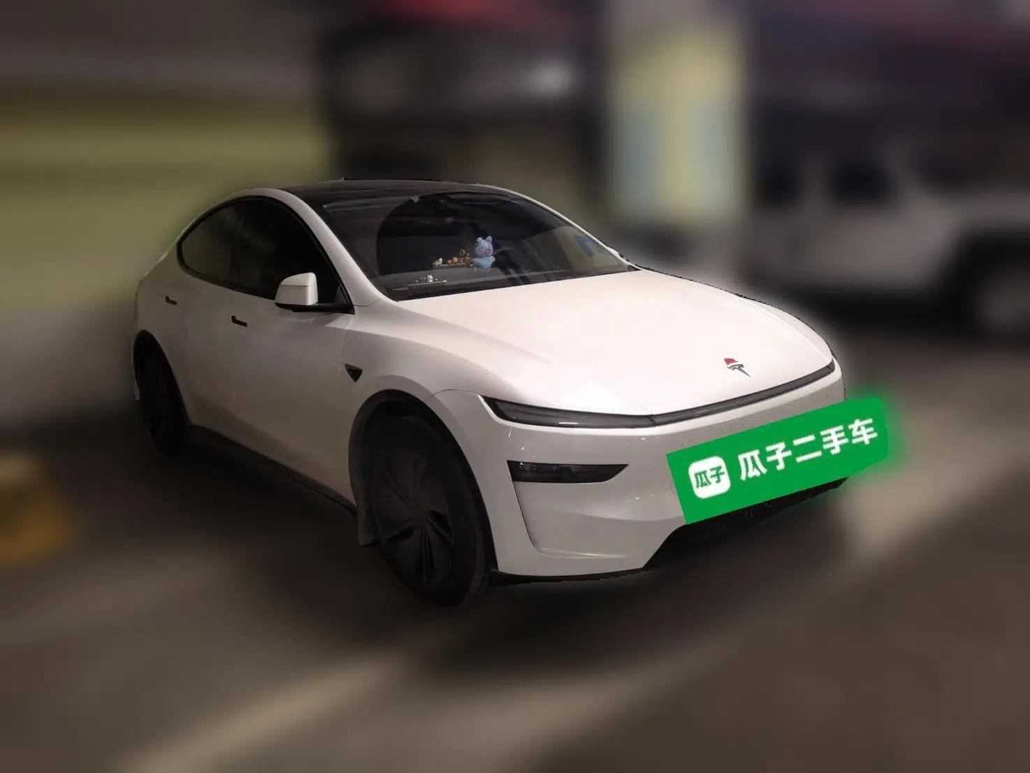 Tesla Model Y 2025 Rear-Wheel-Drive Version — миниатюра 3
