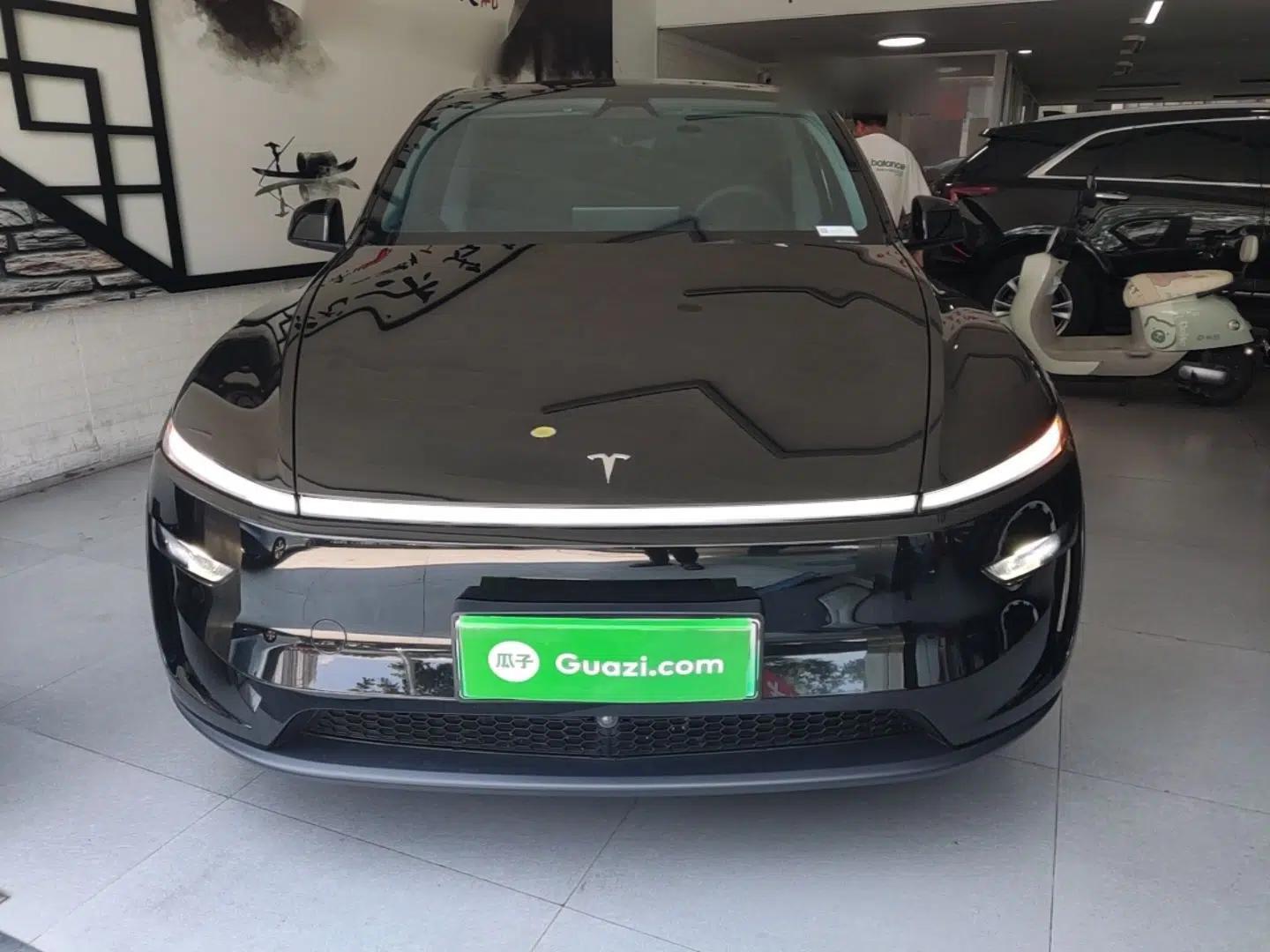 Tesla Model Y 2025 Rear-Wheel-Drive Version — миниатюра 2