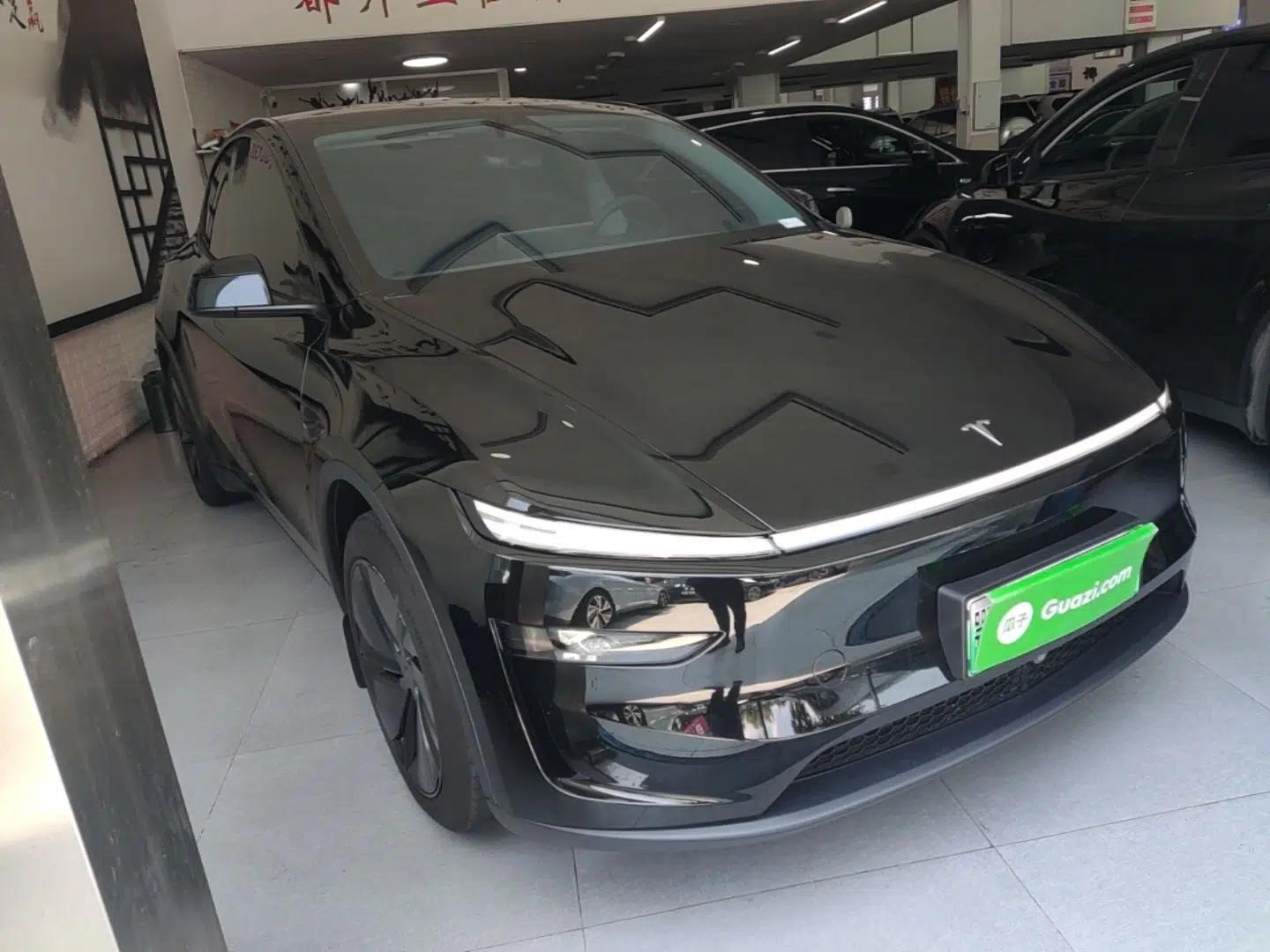 Tesla Model Y 2025 Rear-Wheel-Drive Version — миниатюра 3