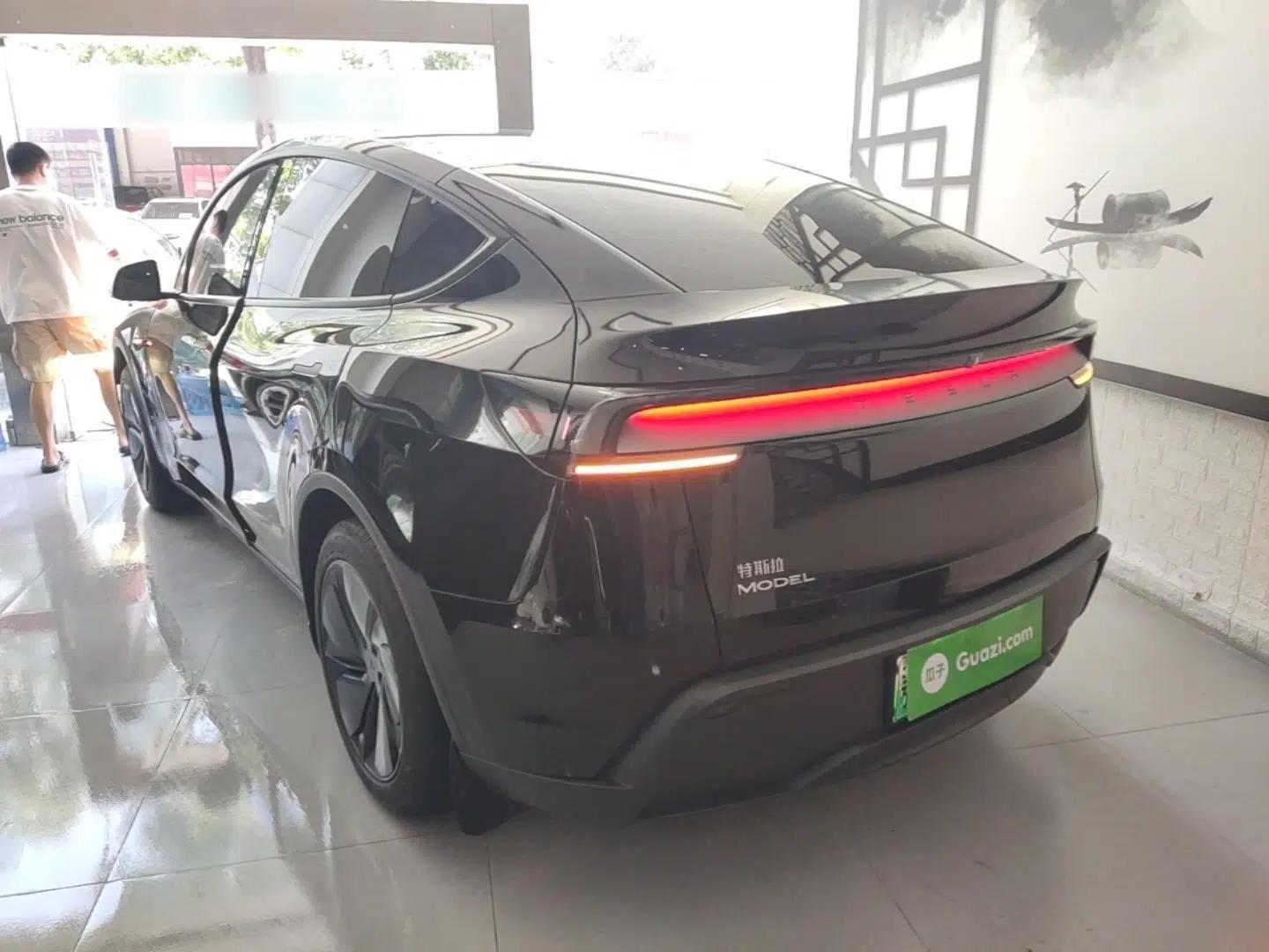 Tesla Model Y 2025 Rear-Wheel-Drive Version — миниатюра 4