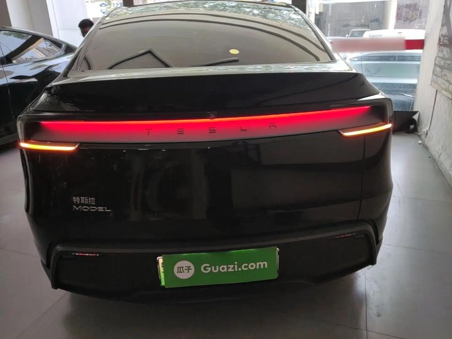 Tesla Model Y 2025 Rear-Wheel-Drive Version — миниатюра 5