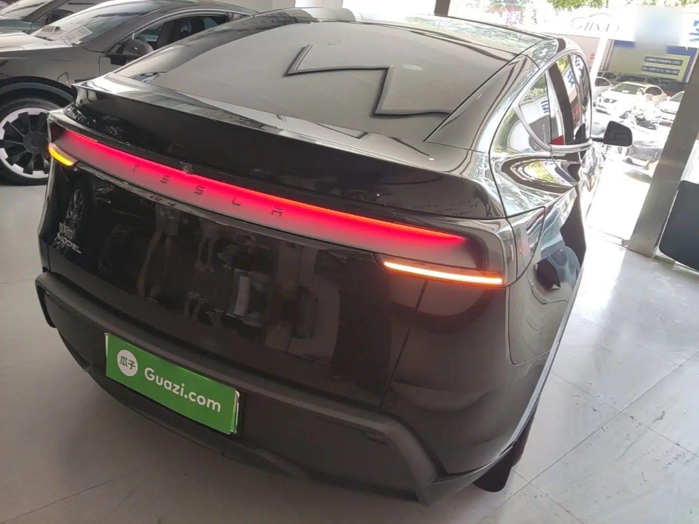 Tesla Model Y 2025 Rear-Wheel-Drive Version — миниатюра 6