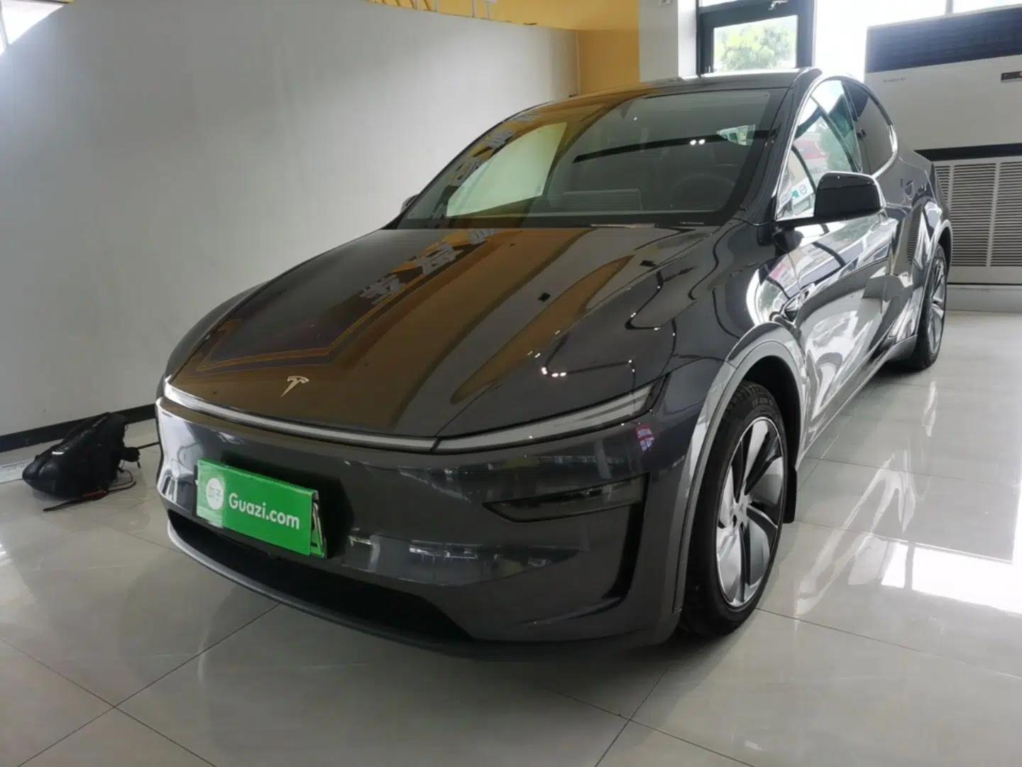 Tesla Model Y 2025 Rear-Wheel-Drive Version — миниатюра 1